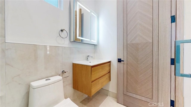 421 N Catalina St, Burbank, CA 91505 - bathroom featuring vanity and tile walls