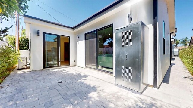 421 N Catalina St, Burbank, CA 91505 - view of patio / terrace