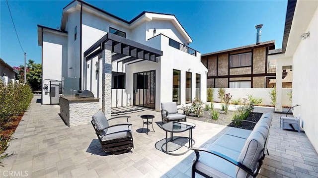 421 N Catalina St, Burbank, CA 91505 - view of patio featuring an outdoor kitchen
