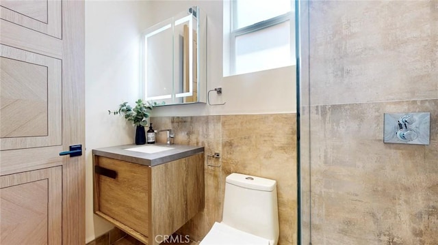 421 N Catalina St, Burbank, CA 91505 - bathroom featuring vanity and tiled shower