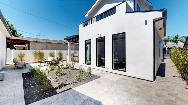 421 N Catalina St, Burbank, CA 91505 - fenced backyard featuring a patio