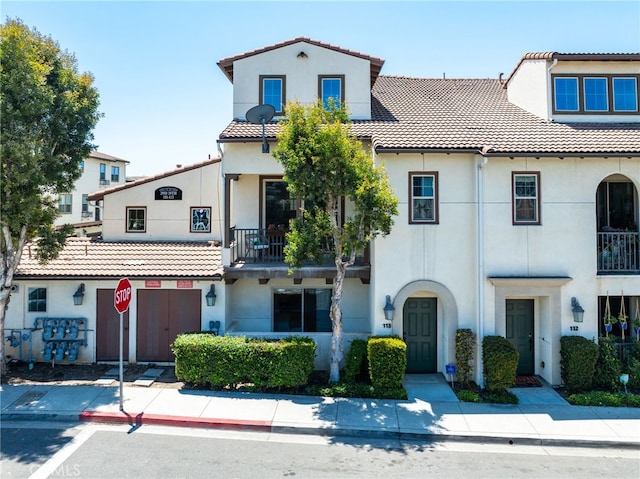 2950 19th St Unit 113, Signal Hill, CA 92707 - view of front of property featuring stucco siding, a tile roof, and a balcony