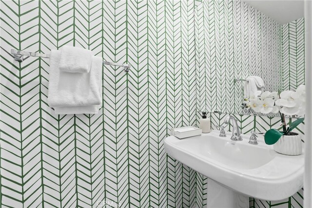 2950 19th St Unit 113, Signal Hill, CA 92707 - half bath with wallpapered walls and a sink