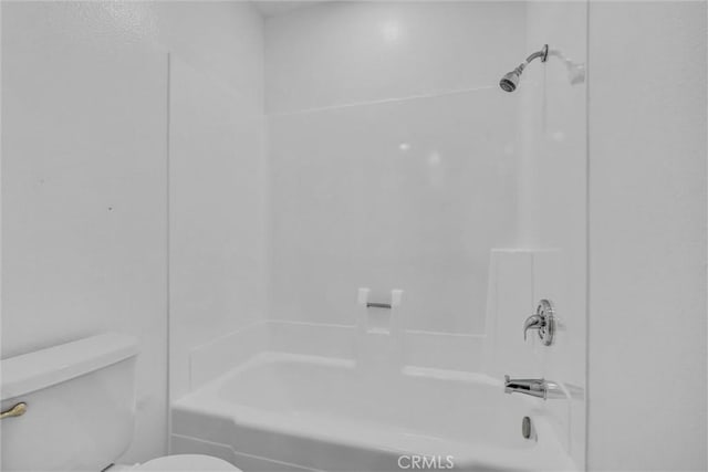600 W 3rd St Unit C207, Santa Ana, CA 92701 - bathroom with toilet and washtub / shower combination