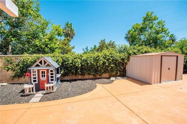 783 Pointe Vista Ln, Corona, CA 92881 - fenced backyard with a storage shed and a patio area