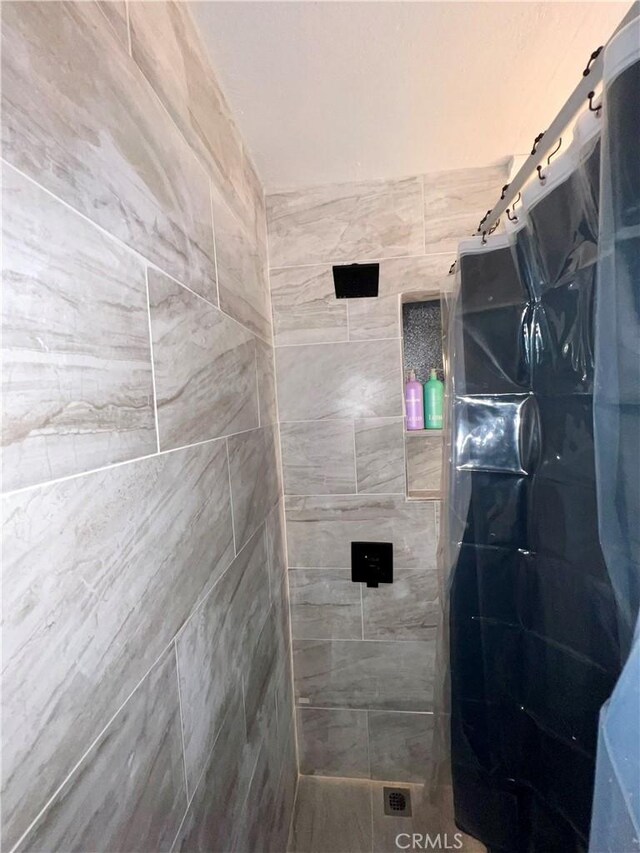 10945-10953 Campbell Ave, Riverside, CA 92505 - bathroom with tiled shower