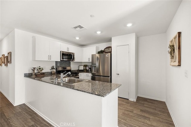1943 Auger Pl, Hemet, CA 92545 - kitchen with appliances with stainless steel finishes, a peninsula, dark wood-style floors, white cabinets, and recessed lighting