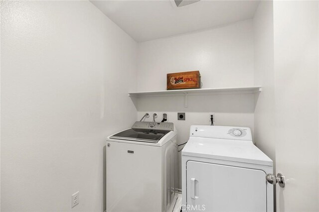 1943 Auger Pl, Hemet, CA 92545 - laundry area with washing machine and clothes dryer