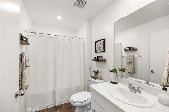 1943 Auger Pl, Hemet, CA 92545 - full bath with vanity, wood finished floors, shower / tub combo, and recessed lighting
