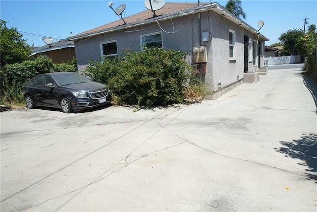 1132 E 65th St, Los Angeles, CA 90001 - view of side of home with stucco siding
