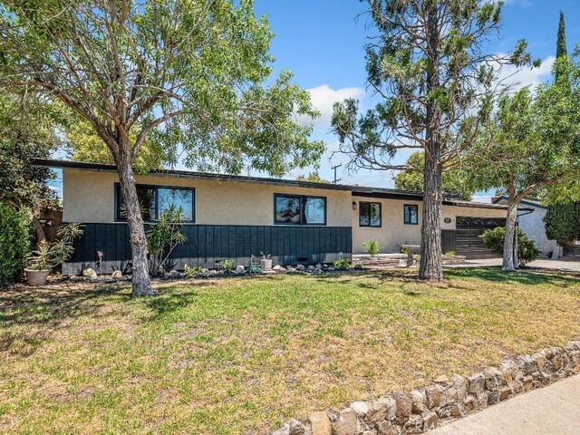971 N Clifford Ave, Rialto, CA 92376 - single story home featuring stucco siding, a front yard, and a garage