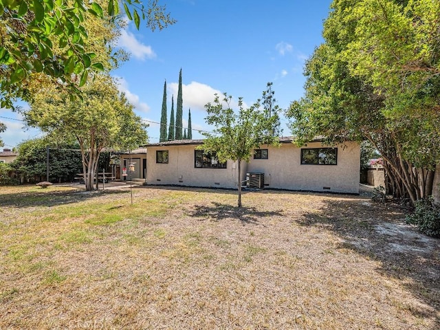 971 N Clifford Ave, Rialto, CA 92376 - rear view of property with crawl space, a lawn, and stucco siding