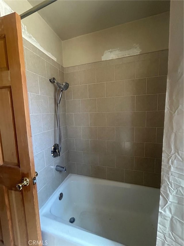 11818 Graystone, Norwalk, CA 90650 - full bath with shower / tub combo with curtain