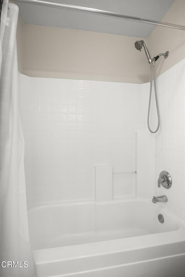 724 Parrish St, Ventura, CA 93003 - full bath featuring shower / tub combo