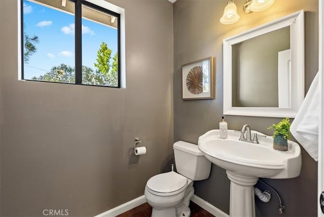 553 Well Rd, Templeton, CA 93465 - half bath with toilet and baseboards