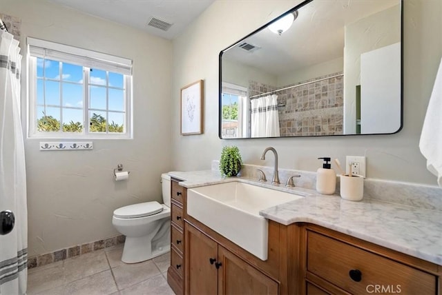 553 Well Rd, Templeton, CA 93465 - bathroom featuring vanity, curtained shower, and tile patterned flooring