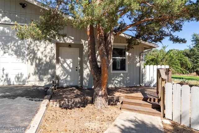 553 Well Rd, Templeton, CA 93465 - view of front facade with a garage and a wooden deck