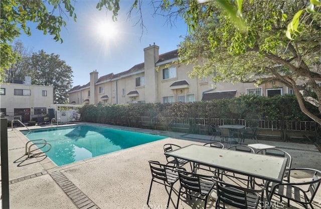 9620 Sepulveda Blvd Unit 4, North Hills, CA 91343 - community pool featuring a patio area and a residential view