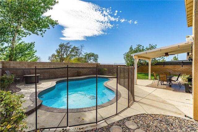 43145 62nd St W, Lancaster, CA 93536 - view of swimming pool featuring a patio and a fenced backyard