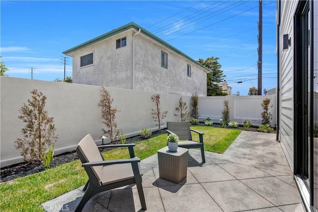 2102 Marshallfield Ln Unit B, Redondo Beach, CA 90278 - fenced backyard with a patio area