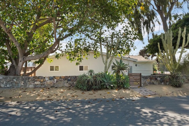 835 Cathy Ln, Cardiff By The Sea, CA 92007 - view of side of property with stucco siding