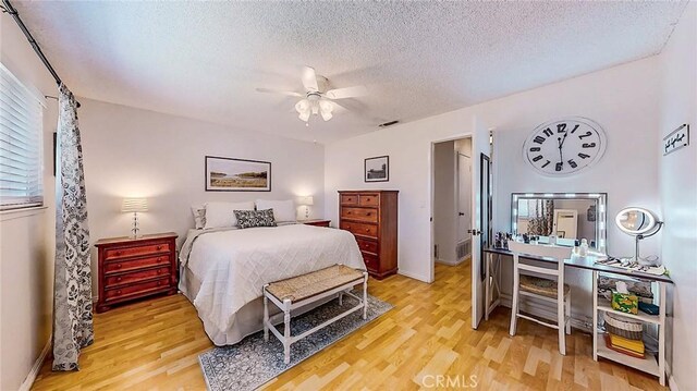3360 Vanderbilt Ave, Turlock, CA 95382 - bedroom featuring wood finished floors, a textured ceiling, and a ceiling fan