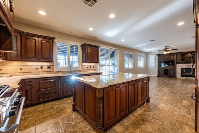 35467 Meadow Park Cir, Wildomar, CA 92595 - kitchen featuring stainless steel appliances, ceiling fan, tasteful backsplash, and recessed lighting