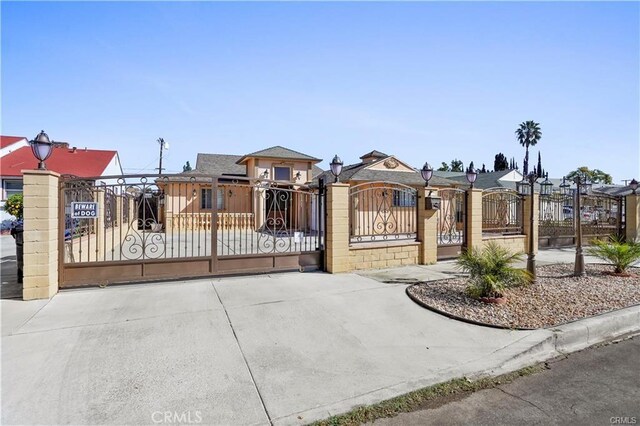 7060 Morse Ave, North Hollywood, CA 91605 - gate with a fenced front yard