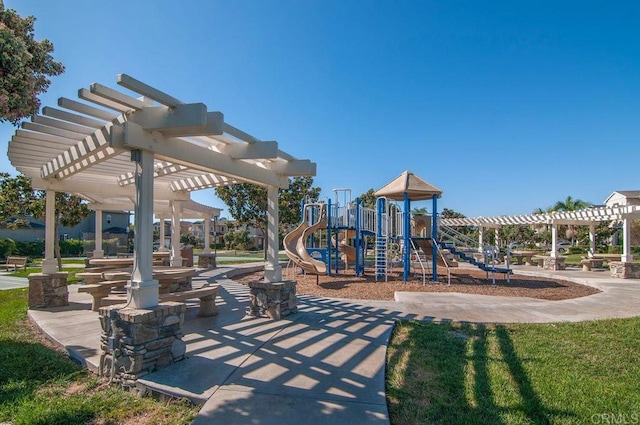 6925 Waters End Dr, Carlsbad, CA 92011 - communal playground with a pergola