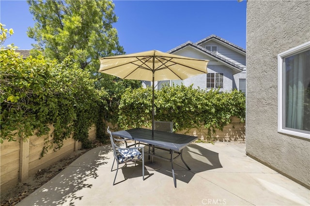 27151 Manor Cir Unit 54, Valencia, CA 91354 - fenced backyard with a patio and outdoor dining area