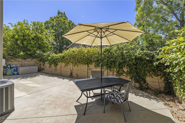 27151 Manor Cir Unit 54, Valencia, CA 91354 - fenced backyard featuring a patio and outdoor dining space