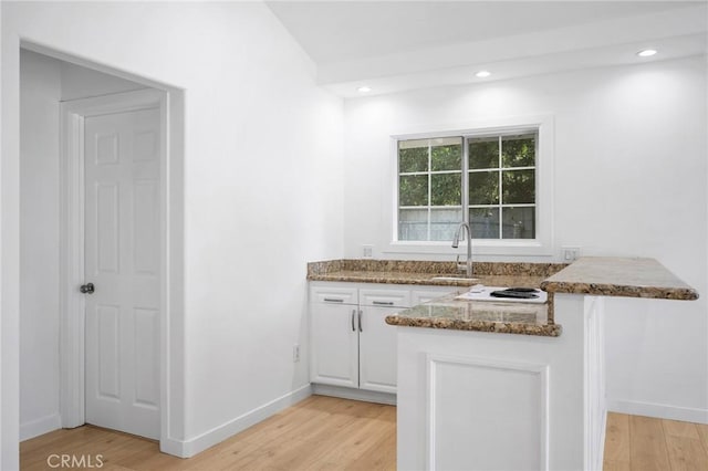 17437 Chase St, Northridge, CA 91325 - bar area featuring light wood finished floors, recessed lighting, and white stovetop