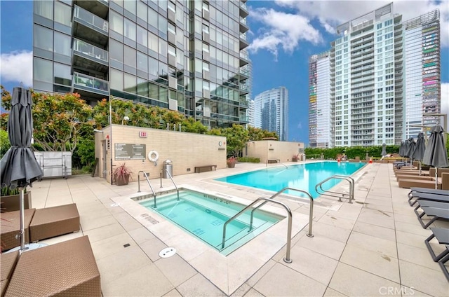 1155 S Grand Ave Unit 1008, Los Angeles, CA 90015 - community pool with a hot tub, a view of city, and a patio area