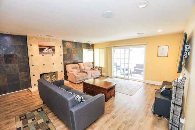 1560 Cavernt Pt, Chula Vista, CA 91911 - living area featuring light wood-type flooring and recessed lighting