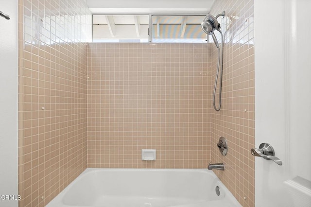 2106 Fox Den Ct, Oxnard, CA 93036 - full bath with tub / shower combination