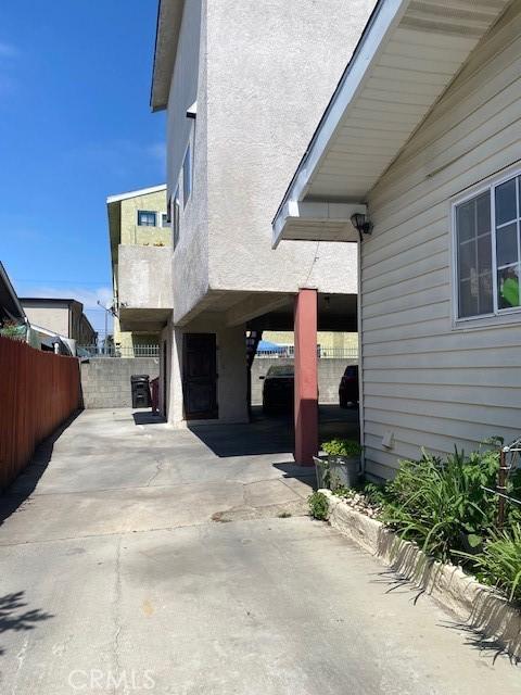 831 Alamitos Ave Unit 3, Long Beach, CA 90813 - view of side of property featuring a patio, driveway, and stucco siding