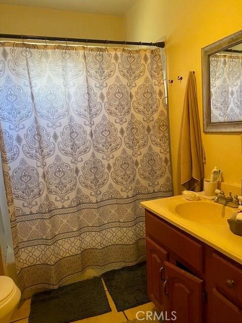 831 Alamitos Ave Unit 3, Long Beach, CA 90813 - bathroom with vanity and a shower with curtain