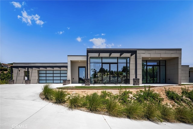 1922 Edgefair Ln, Redlands, CA 92373 - view of front of home with an attached garage and driveway