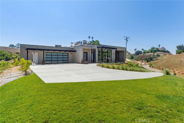 1922 Edgefair Ln, Redlands, CA 92373 - contemporary house featuring concrete driveway, a front yard, and an attached garage