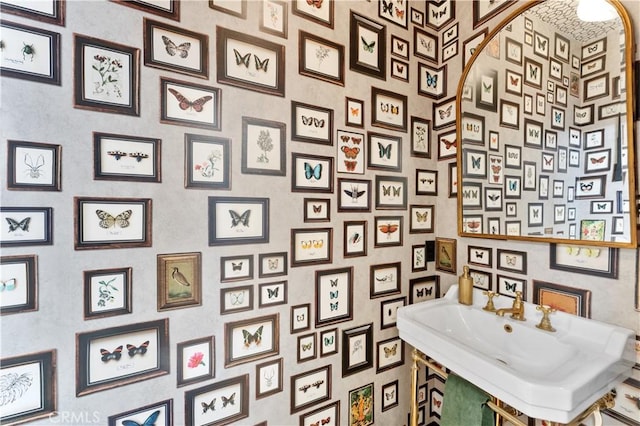 810 E Dalton Ave, Glendora, CA 91741 - bathroom with wallpapered walls