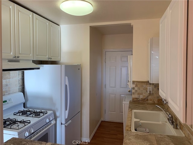 583 S Calle, Abronia, Palm Springs, CA 92264 - kitchen featuring white appliances, under cabinet range hood, white cabinetry, and tasteful backsplash