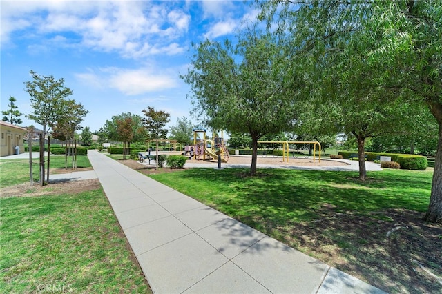 33883 Vinca Ln, Murrieta, CA 92563 - view of community with a yard