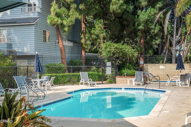 1051 Thomas Ln, Ventura, CA 93003 - community pool with a patio area and a fenced backyard