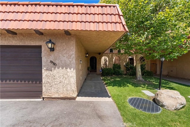 39981 Golfers Ln, Palmdale, CA 93551 - entrance to property with stucco siding, a tile roof, and a yard