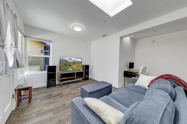 929 Chumash Trl, Vista, CA 92084 - living room featuring wood finish floors and a skylight