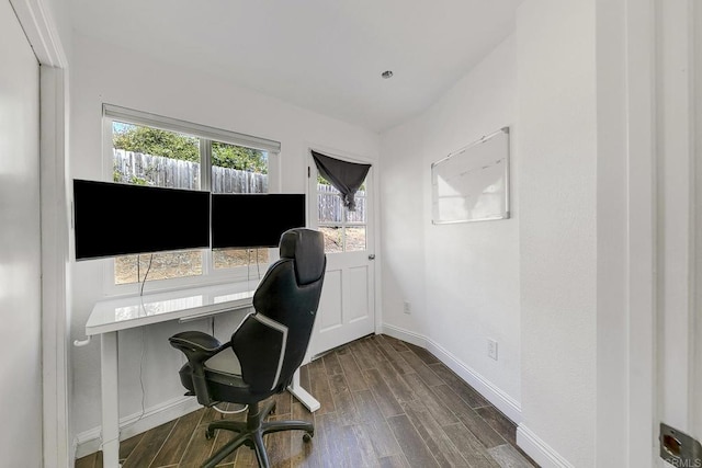929 Chumash Trl, Vista, CA 92084 - office space featuring wood finished floors and baseboards
