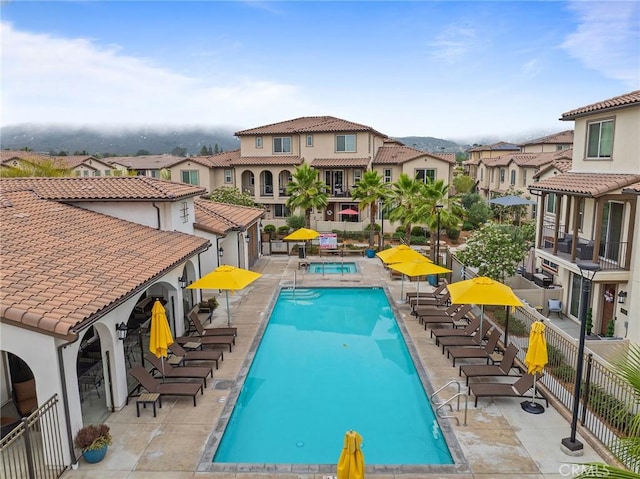 31268 Via Nubes, Temecula, CA 92592 - community pool with a residential view, a community hot tub, and a patio area