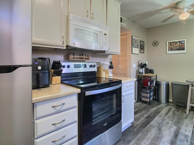 12553 Mapleview St Unit 28, Lakeside, CA 92040 - kitchen with freestanding refrigerator, white microwave, electric stove, ceiling fan, and light countertops