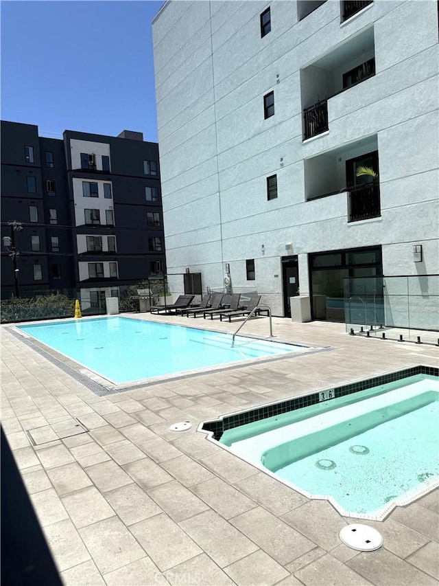 1234 Wilshire Blvd Unit 330, Los Angeles, CA 90017 - community pool with a patio