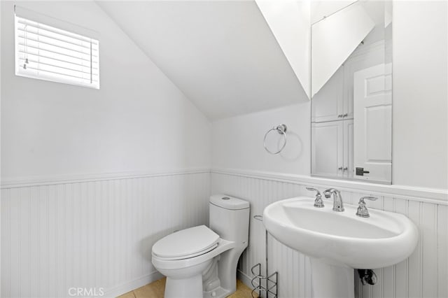 27884 Via De Costa, San Juan Capistrano, CA 92675 - half bath with a wainscoted wall and lofted ceiling